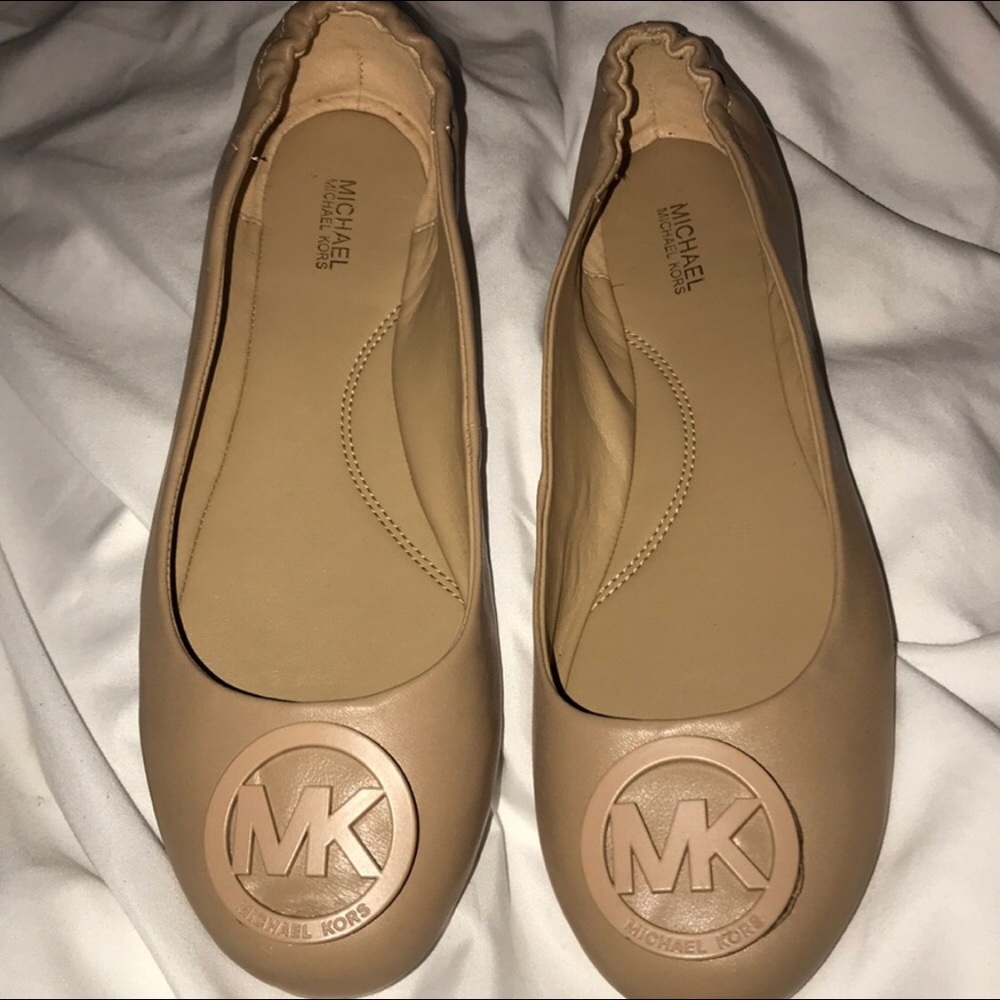 Michael Kors nude beige ballet shoe. New